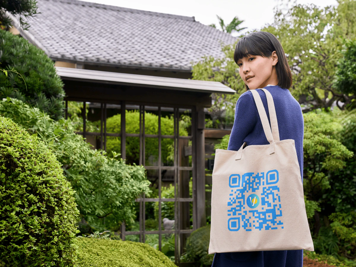 images/products/v0004/monalisa-middle-finger-qr-code-tote-bag.png